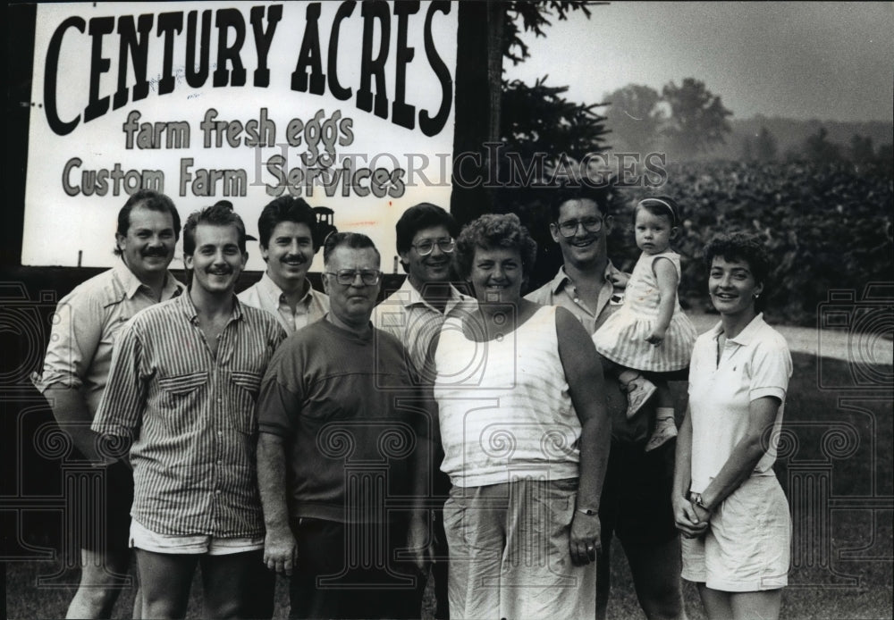 1989 Press Photo The Brunnquell&#39;s, owners of Century Acres farm along Mi.River- Historic Images