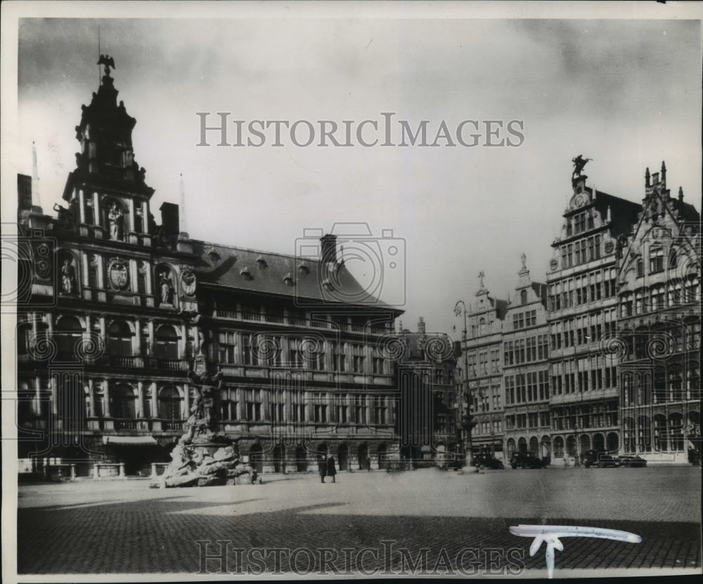 1940 Press Photo Antwerp Captured by Nazis and Hoisted Swastika Over City Hall- Historic Images