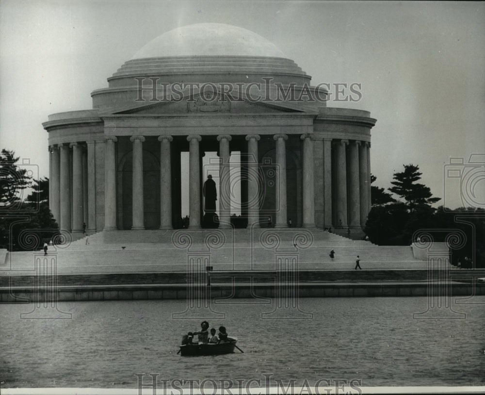 1965 Press Photo Boaters on the Tidal Basin, Jefferson Memorial, Washington D.C.- Historic Images