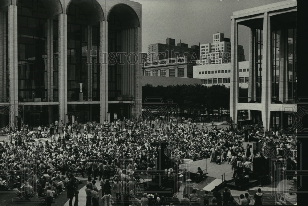 1974 Press Photo Out-of-Doors Festival at New York City&#39;s Lincoln Center- Historic Images