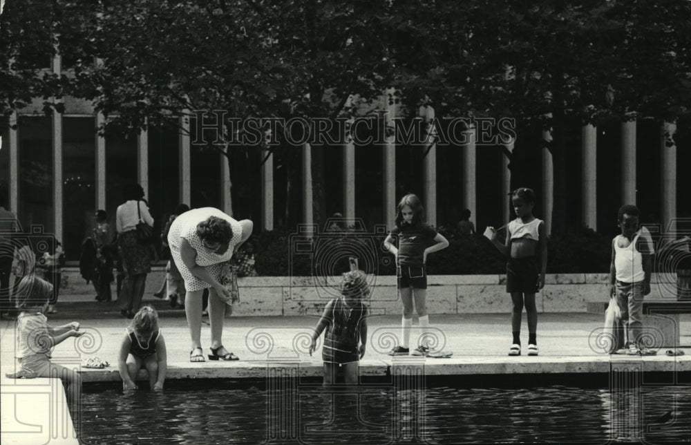 1975 Press Photo Members of Festival Audience Enjoying Reflecting Pool New York- Historic Images