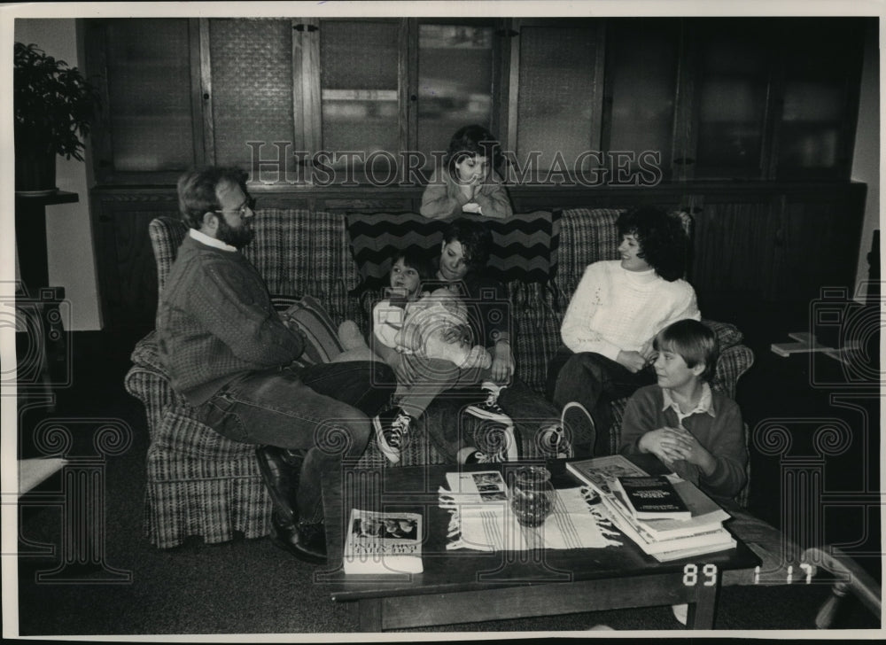 1989 Press Photo Michael &amp; Colleen Schedgick with daughters in Wisconsin Rapids- Historic Images