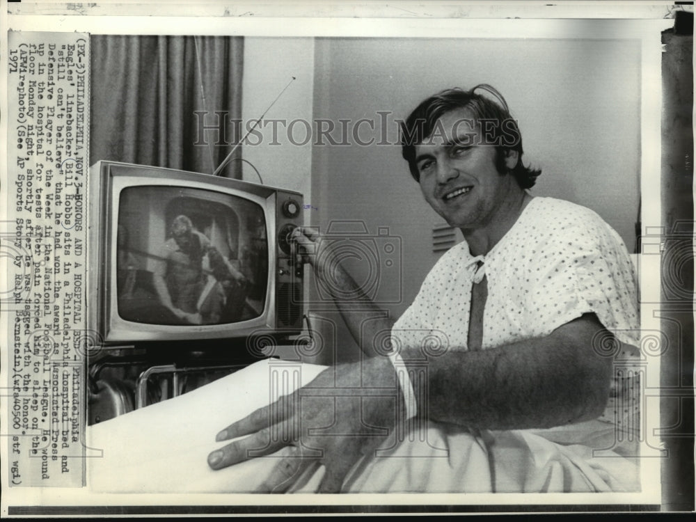 1971 Press Photo Philadelphia Eagles&#39; Bill Hobbs Celebrates Award from Hospital- Historic Images