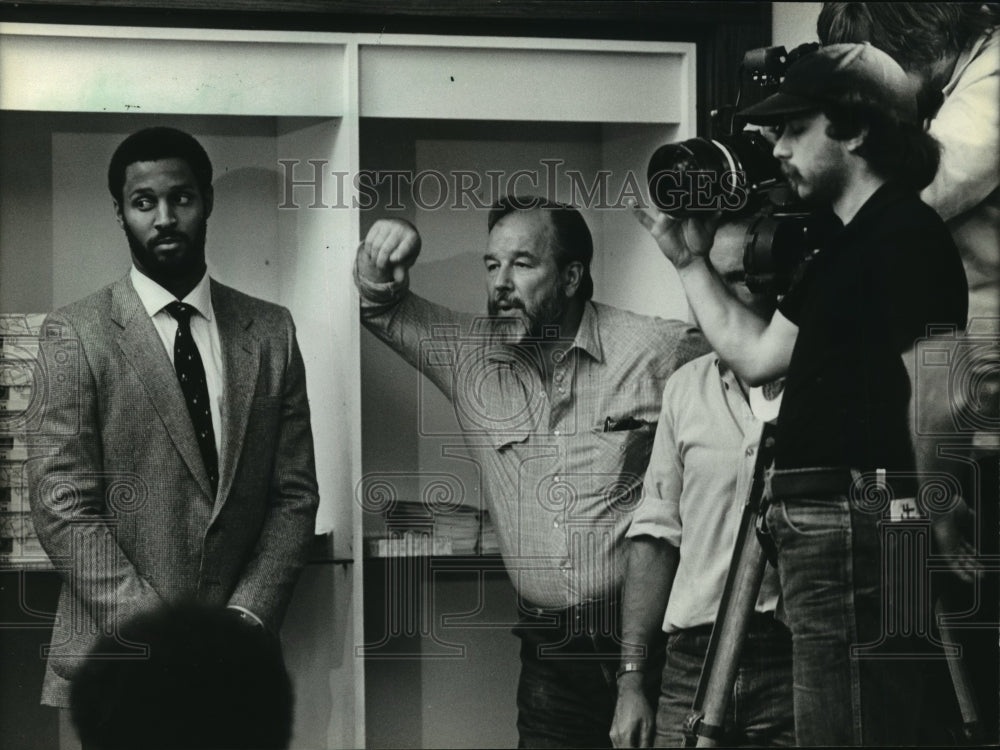 1982 Press Photo James Lofton Waits on Instructions while Camera Crew Gets Ready- Historic Images