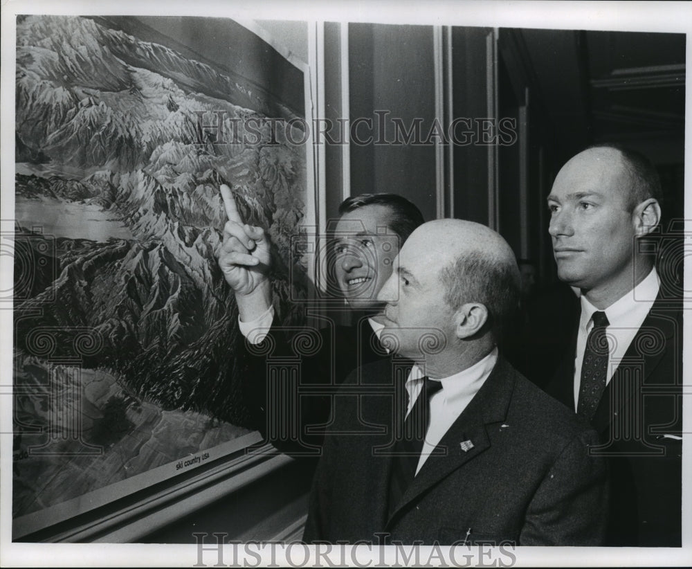 1966 Press Photo Bob Beattie, Pete Brucato, and Gaynor Miller View Painting- Historic Images