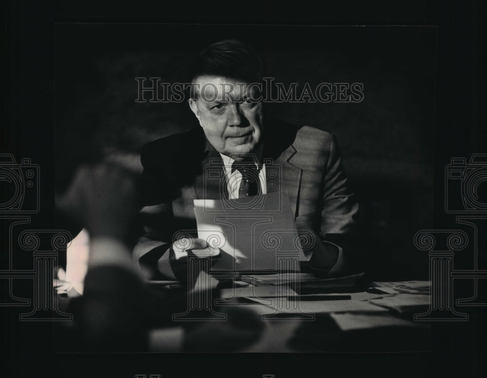 1992 Press Photo Robert C. Brunner Presides at Village Board Meeting- Historic Images