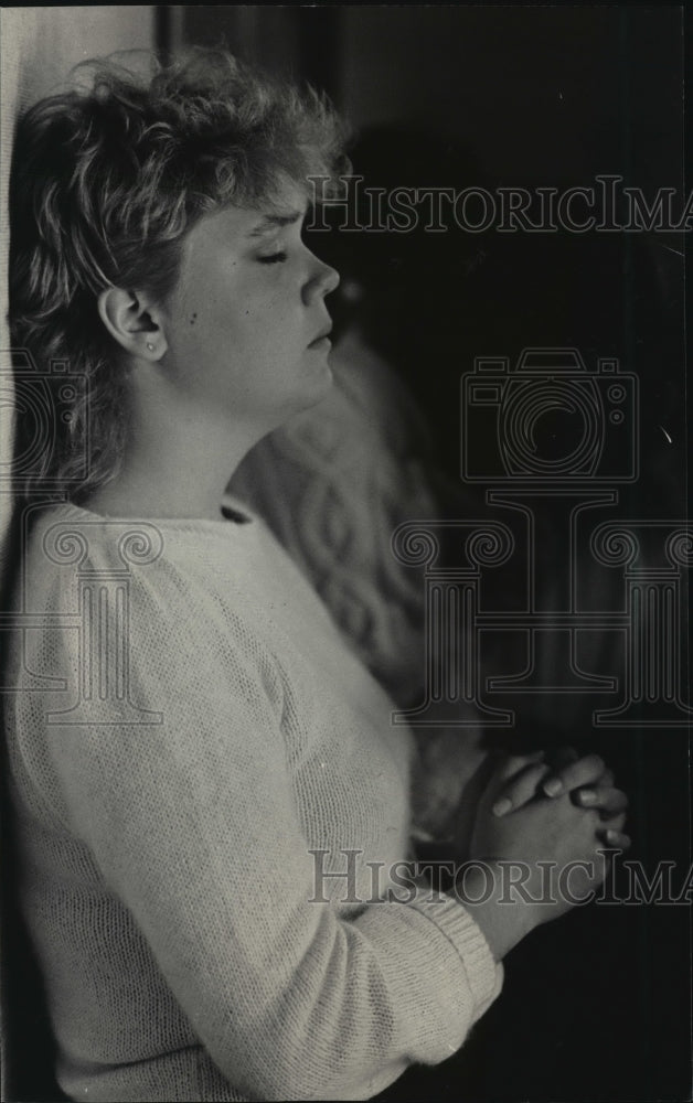 1984 Press Photo Lisa Strange Prays During Meeting - mja57540- Historic Images