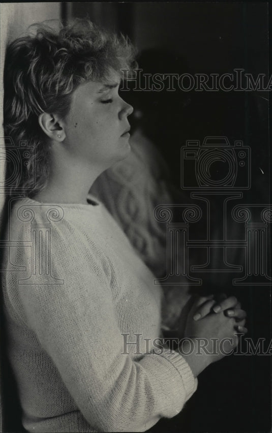1984 Press Photo Lisa Strange Prays During Meeting - mja57540- Historic Images