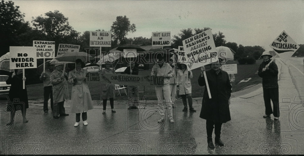 1987 Press Photo Picketers Protest Proposed Highway Project Brookfield, WI- Historic Images