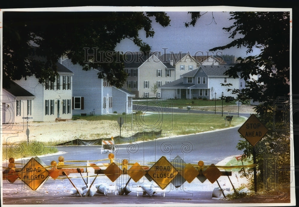 1993 Press Photo Blocked Road at Brookhill Estates Subdivision, Brookfield- Historic Images