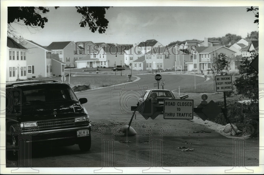 1993 Press Photo Road Block at Brookhill Estates Subdivision, Brookfield- Historic Images