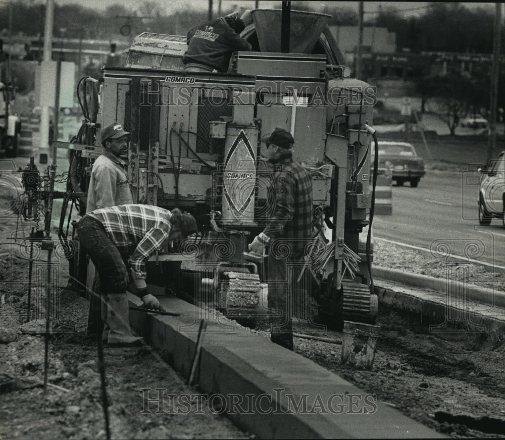 1992 Press Photo Crew Works on Blue Mound Road, Brookfield, Wisconsin- Historic Images