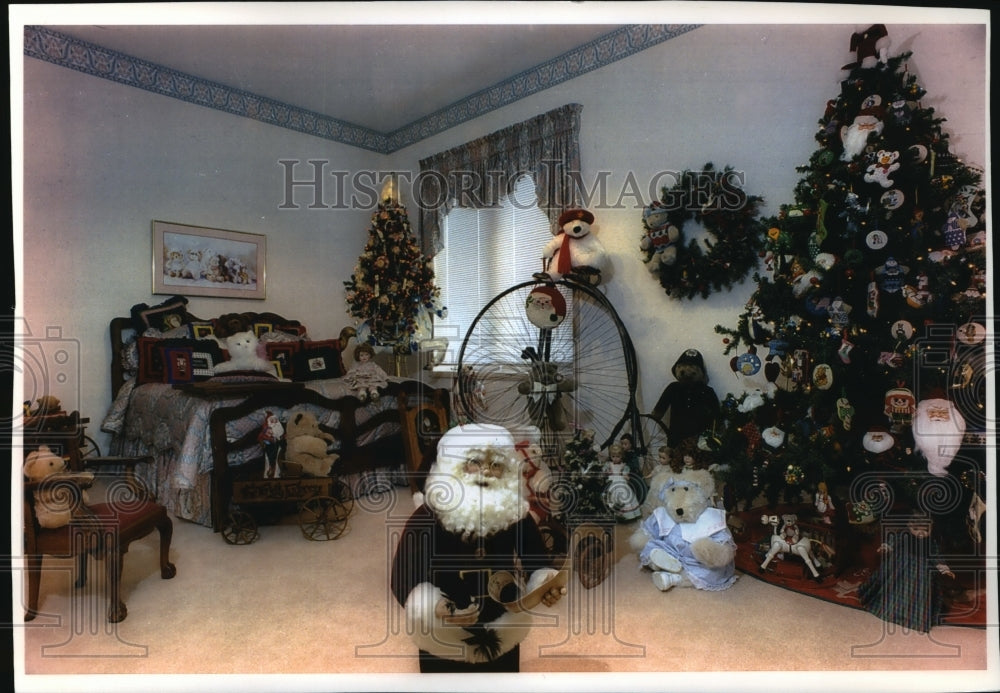 1993 Press Photo Loretta Thomas Christmas Fantasy House Bedroom- Historic Images