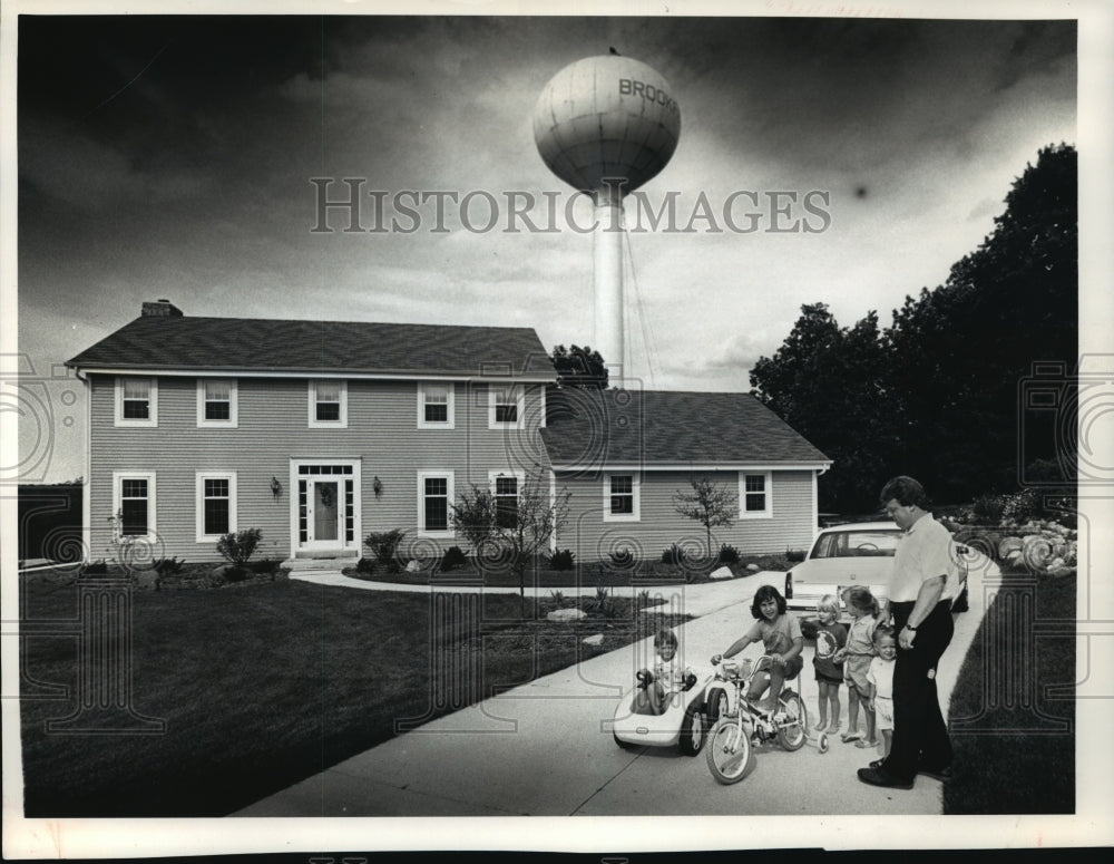 1989 Press Photo Jay Walt and Family Struggle with Sanblasting of the Watertower- Historic Images