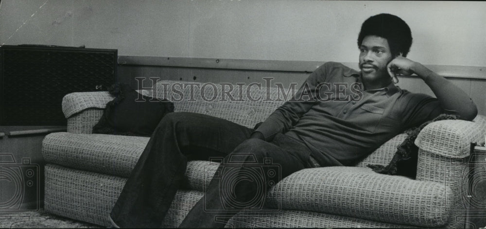 1976 Press Photo Milwaukee Buck Junior Bridgeman relaxing in his recreation room- Historic Images