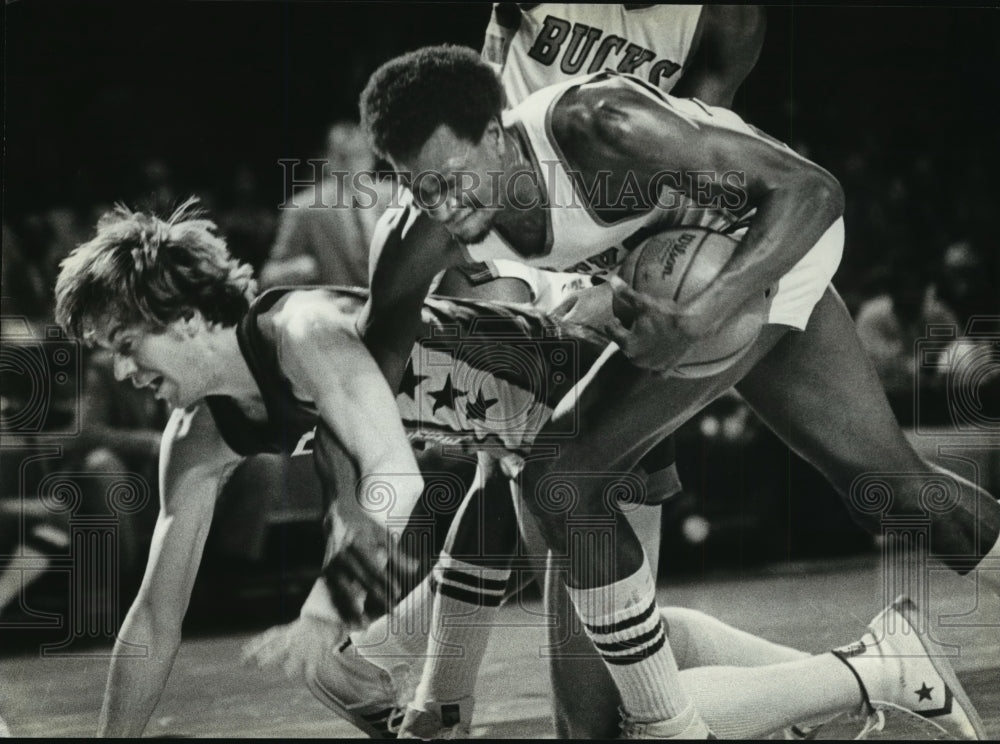 1981 Press Photo Harvey Catching of The Milwaukee Bucks Clutching a Basketball- Historic Images