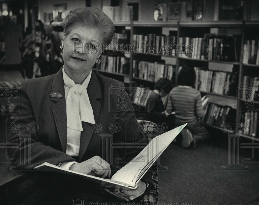 1987 Press Photo Jane Botham, Pres, American Assoc. for Library Services of Mil.- Historic Images