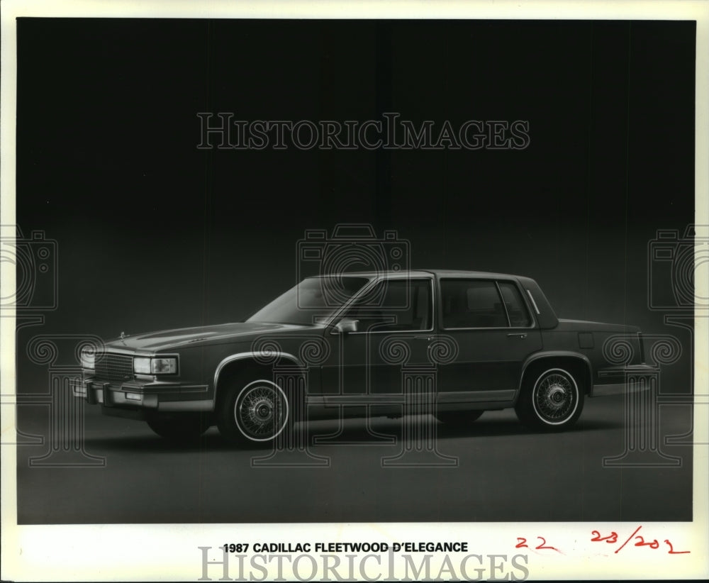 1987 Press Photo Full Size Cadillac Fleetwood D&#39;Elegance- Historic Images