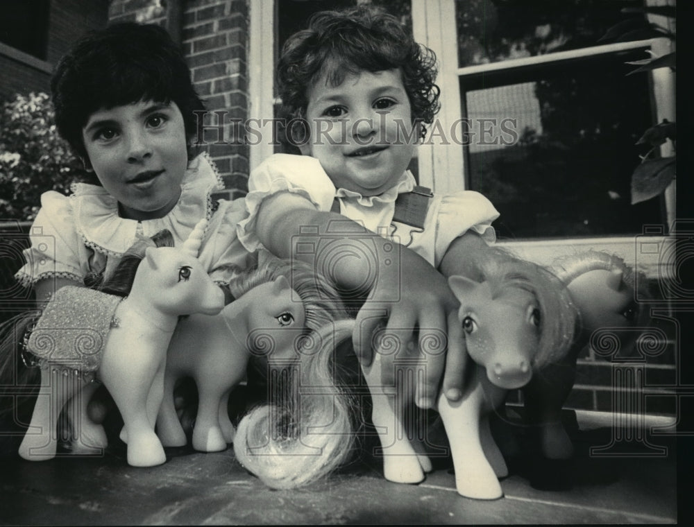 1984 Press Photo Beth and Lynn Borsuk Play with My Little Pony Ponies- Historic Images