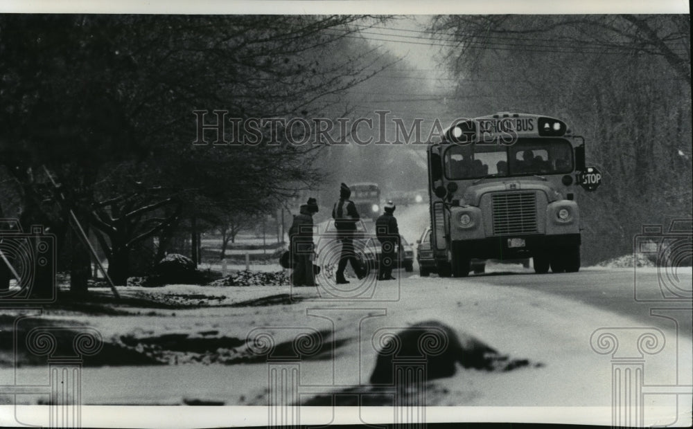 1978 Press Photo School Children Wait for School Bus in Fox Point, Wisconsin- Historic Images