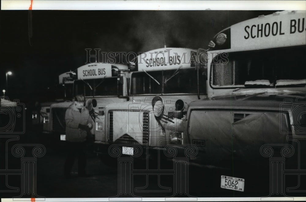 1994 Press Photo Guenther Schmidt Walks to His Bus in Mequon, Wisconsin- Historic Images