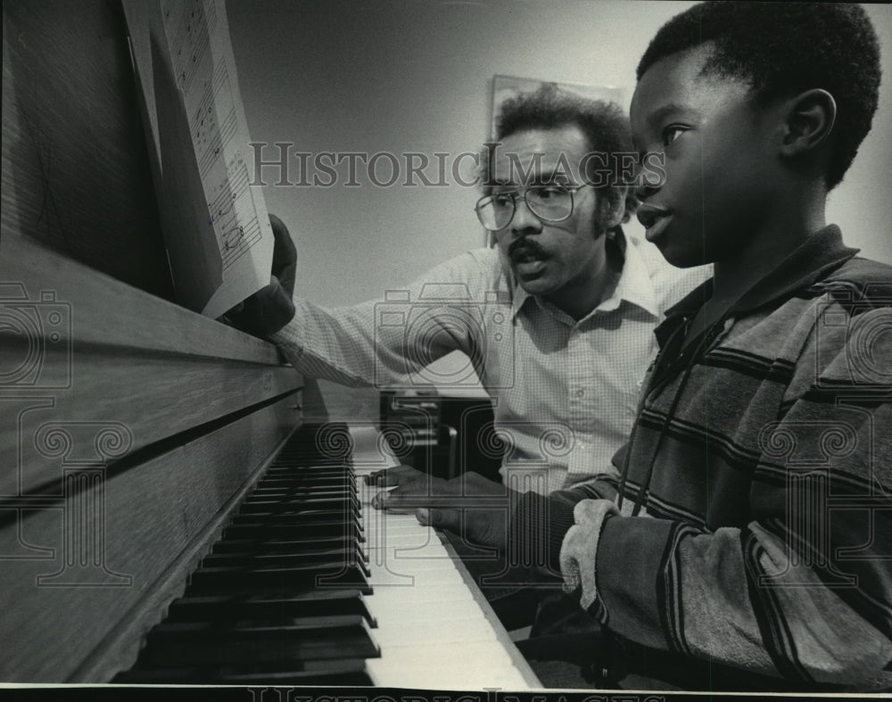 1985 Press Photo Abraham D. Caceres and Sherokus Hamilton in Piano Lesson- Historic Images