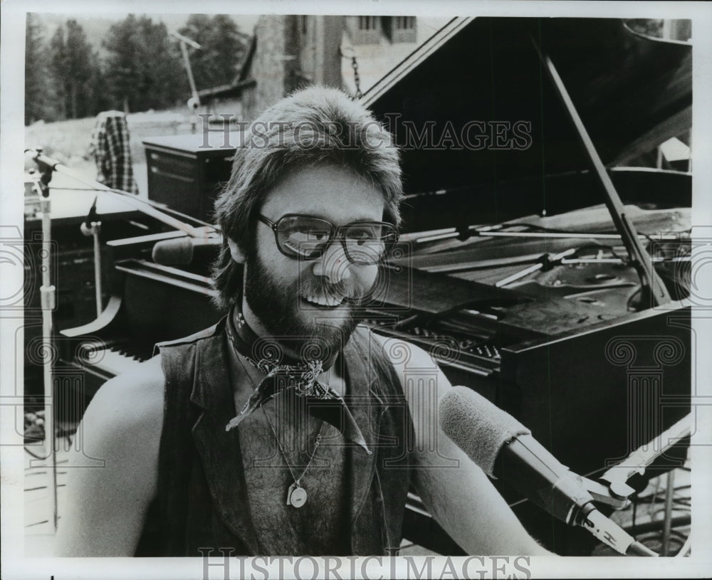 1975 Press Photo Bobby Lamm, Lead Singer of Chicago, Rehearses for TV Special- Historic Images