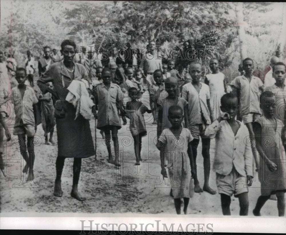 1964 Press Photo Watusi Refugees Crossing Rwandan Border to Burundi- Historic Images