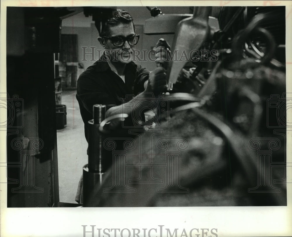 1980 Press Photo Charles McKenna Worked on A Machine at ADS for CETA- Historic Images