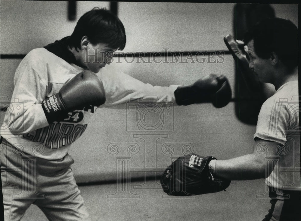 1988 Press Photo Rogelio Cabral & Israel Acosta in United Community Center Gym- Historic Images