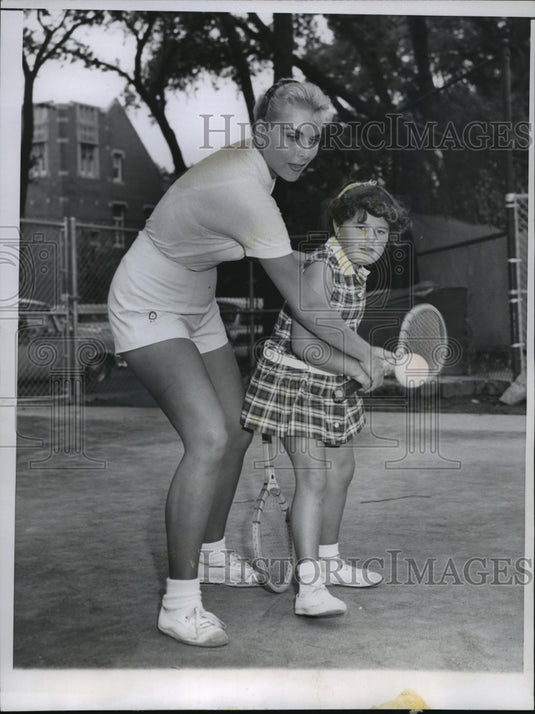 1958 Press Photo Tennis-Karol Fageros Instructs Carol Siska In Backhand Stroking- Historic Images