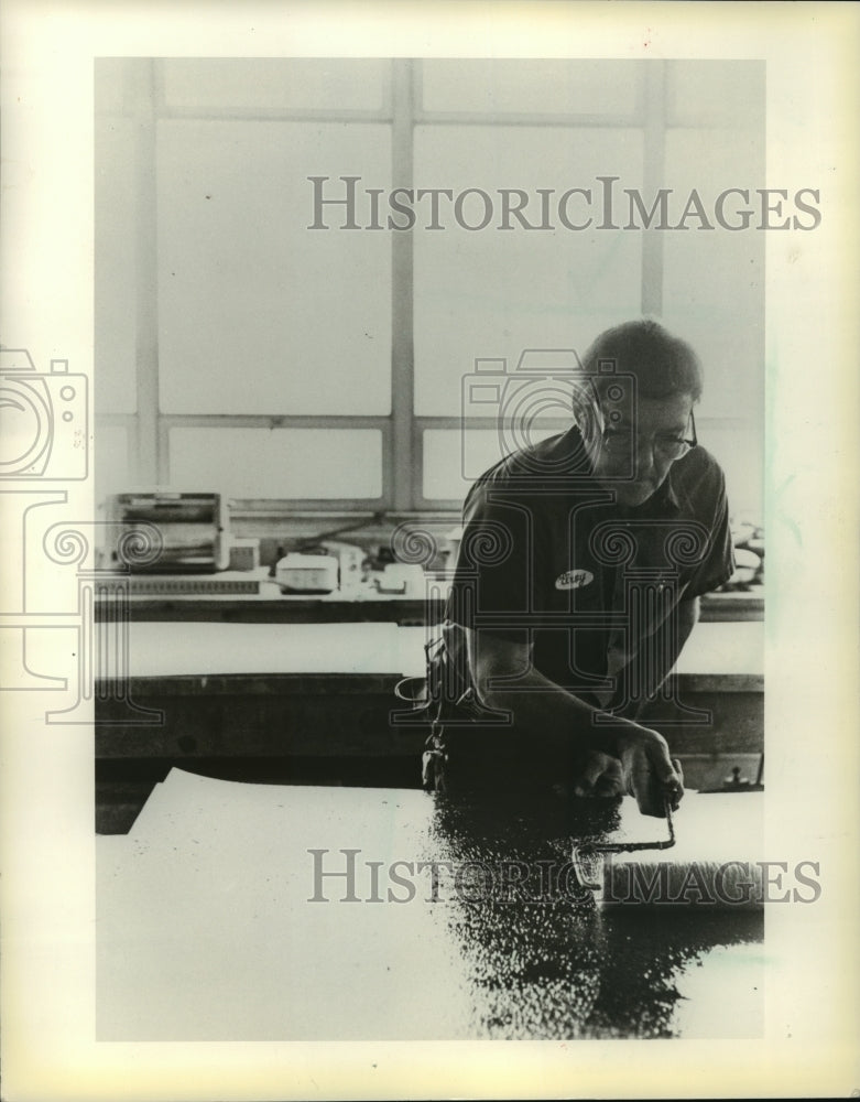 1983 Press Photo Elroy Face Uses a Paint Roller - mja58283- Historic Images