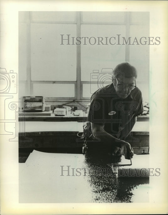 1983 Press Photo Elroy Face Uses a Paint Roller - mja58283- Historic Images