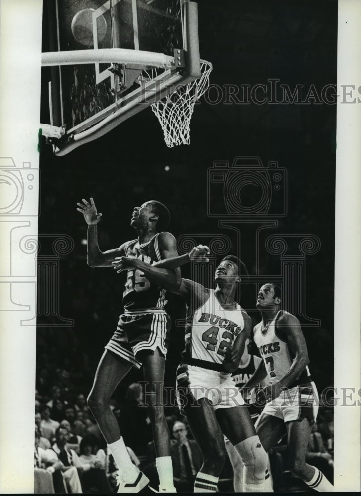 1982 Press Photo Louis Orr Of Indiana And Harvey Catchings Locked Arms In Game - Historic Images