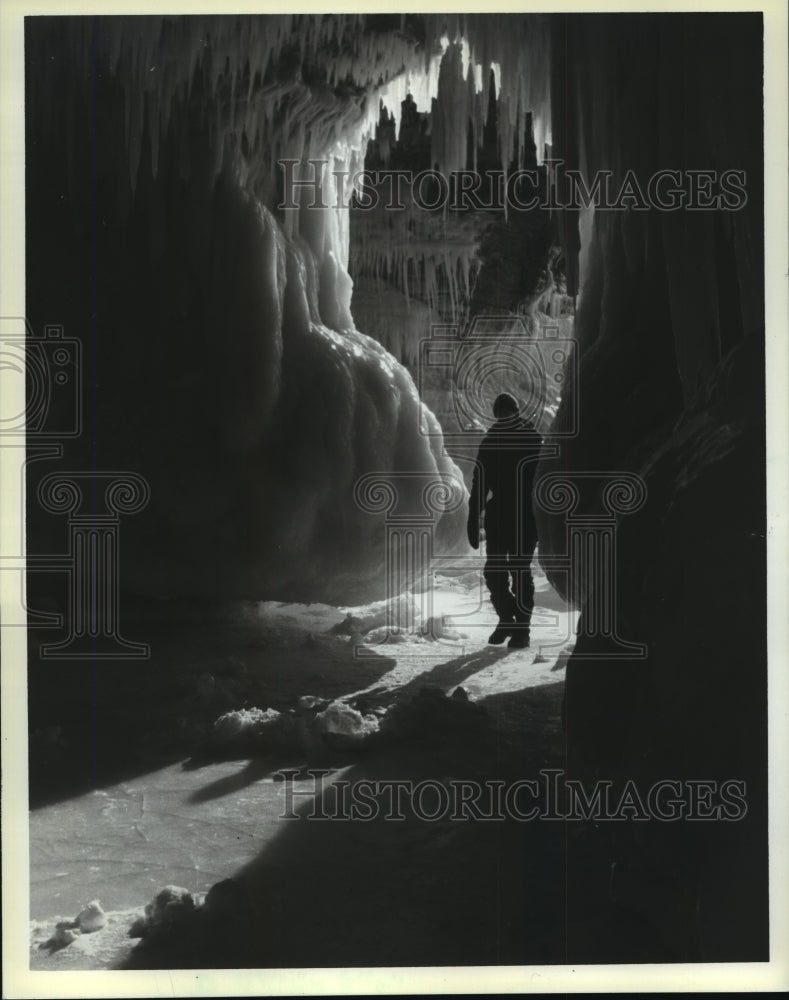 1988 Press Photo Hyma walks through archway as he explores Squaw Bay Caves- Historic Images