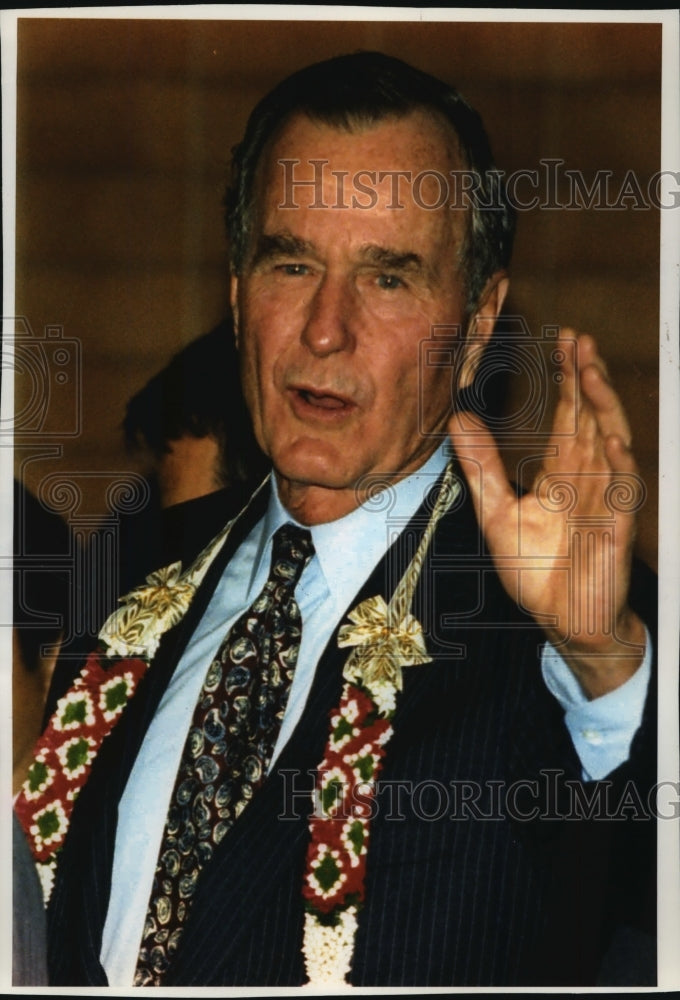 1994 Press Photo George Bush wore traditional Thai garlands in Bangkok- Historic Images