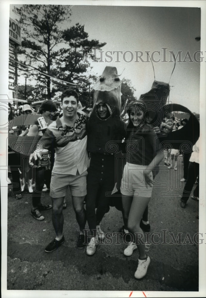 1991 Press Photo Crawfish Festival-goers in Breaux Bridge, Louisiana- Historic Images