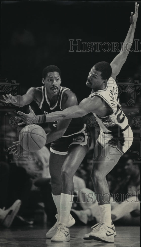 1986 Press Photo Junior Bridgeman passed around Ricky Pierce in a game- Historic Images