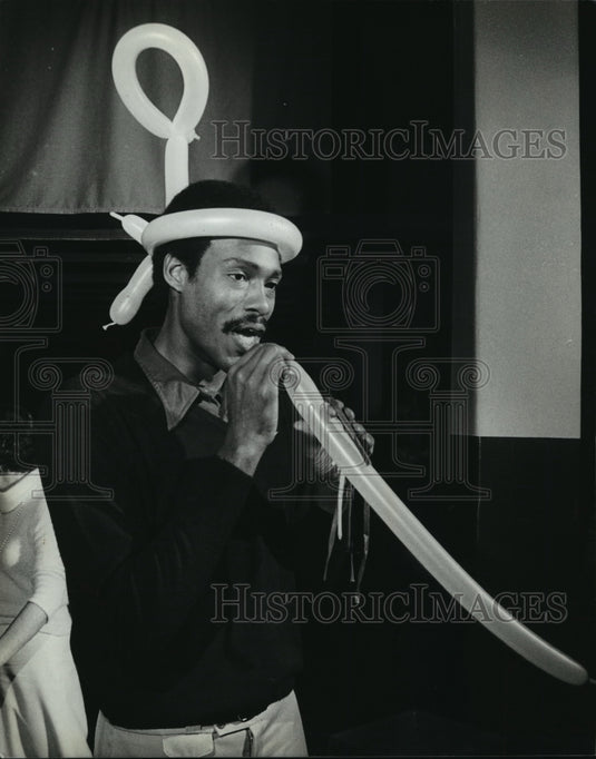 1990 Press Photo Junior Bridgeman goofed around at a Bucks Christmas party- Historic Images