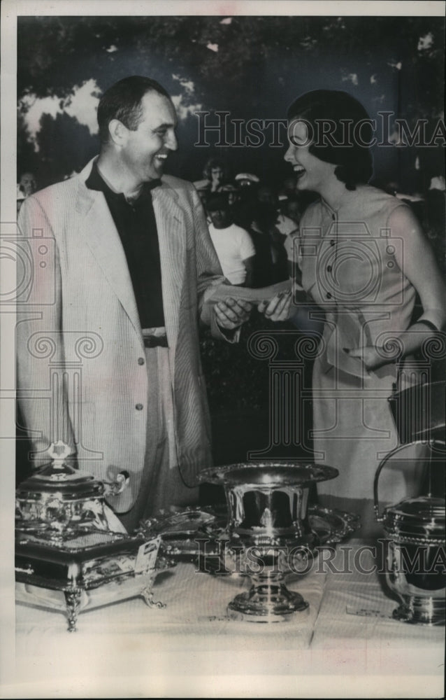 1953 Press Photo Doug Ford Receives Winnings From Miami Open Golf Tournament- Historic Images