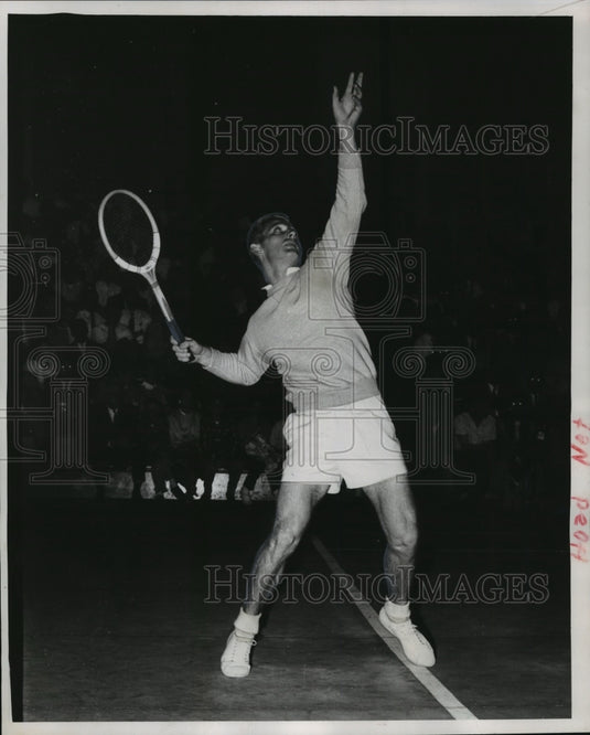 1958 Press Photo Tennis Player Lew Hoad During A Professional Tennis Exhibition- Historic Images