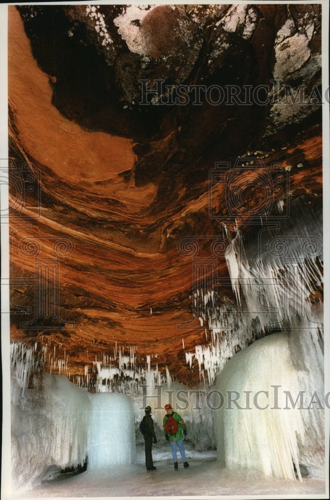 1994 Press Photo Bob Mackreth and Crocker Stephenson Examine an Overhang- Historic Images