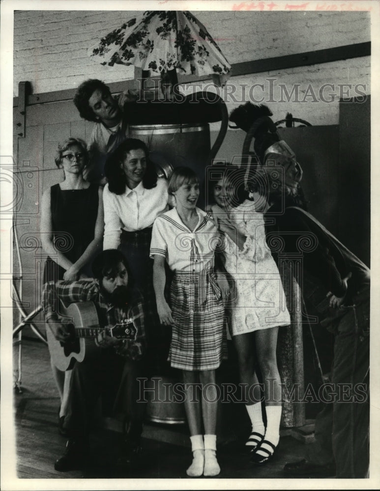 1976 Press Photo Members of a theater group &quot;C Sense&quot; rehearse for &quot;Boy,Girl!&quot;- Historic Images