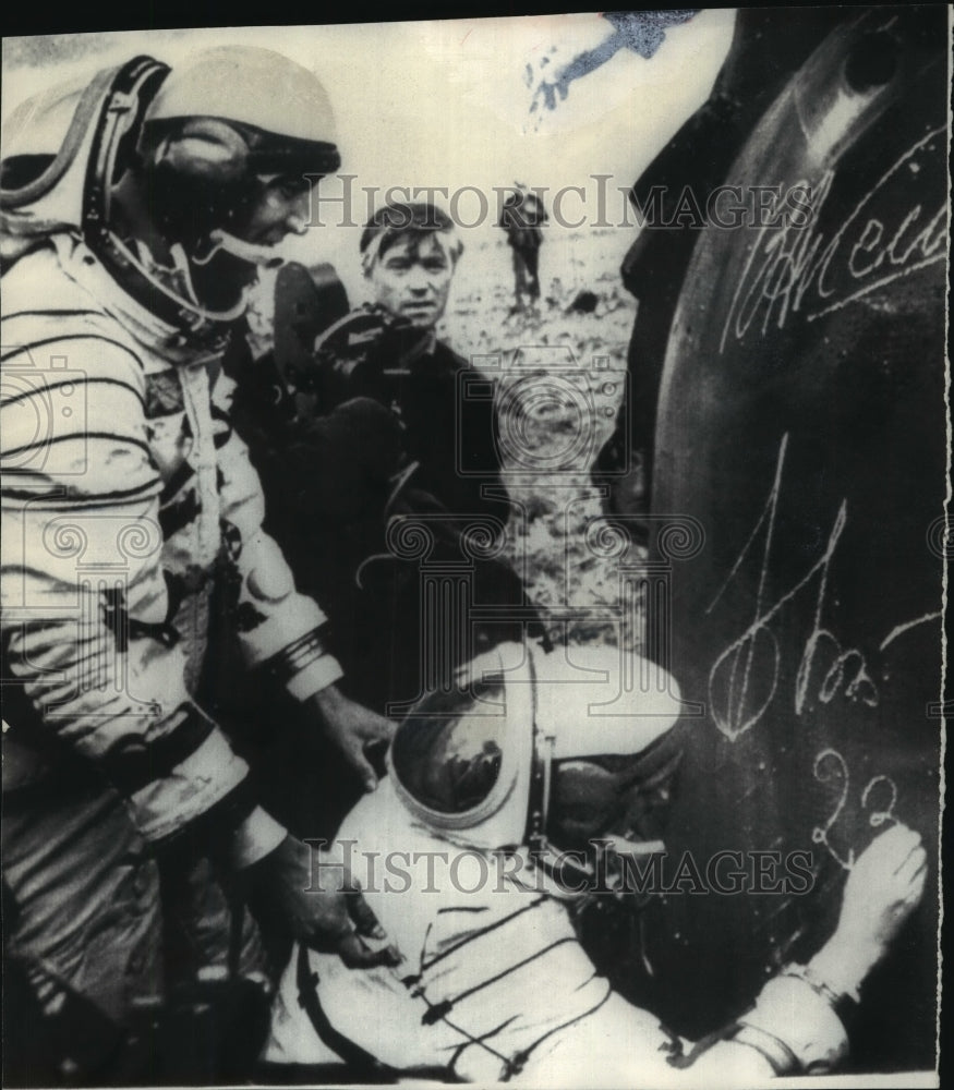 1976 Press Photo Vladimir Aksenov and Valery Bykovsky Autographed Spacecraft- Historic Images