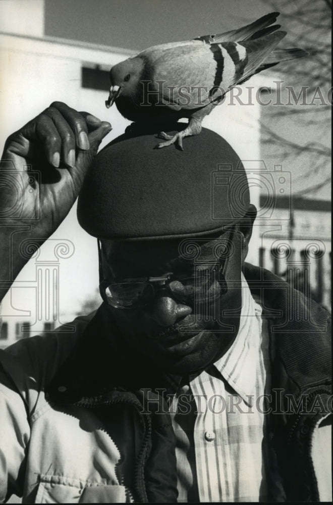 1989 Press Photo Oscar Owens Feeds the Pigeons Despite Bush&#39;s Inauguration- Historic Images