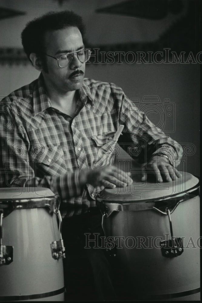 1986 Press Photo Abraham Caceres Plays the Conga Drum - Historic Images