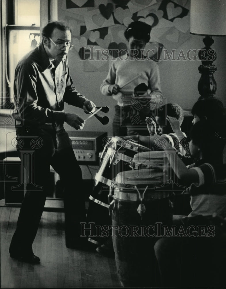 1985 Press Photo Abraham Caceres Keeps Rhythm For Children Playing Drums- Historic Images