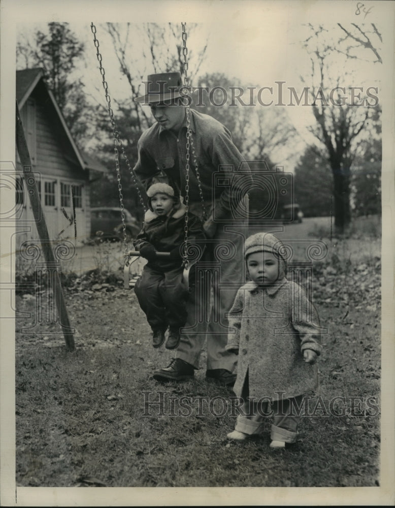 1948 Press Photo Baseball-Bob Feller Spending Time With  Kids, Stevie &amp; Marty - Historic Images