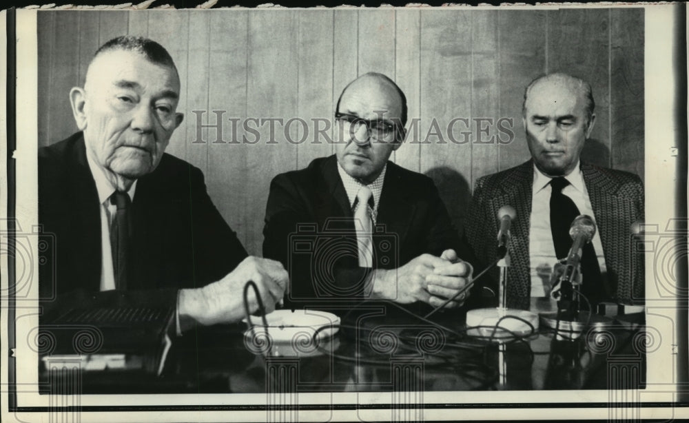 1972 Press Photo Boston Baseball Manager Eddie Kasko Flanked By Associates- Historic Images