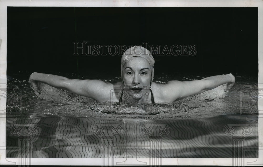 1954 Press Photo Swimmer Florence Chadwick Crossed the English Channel - Historic Images